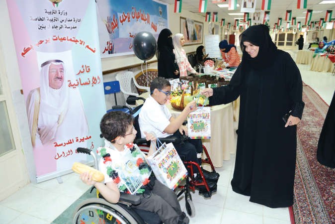 توزيع الهدايا على طلبة مدرسة الرجاء- بنين