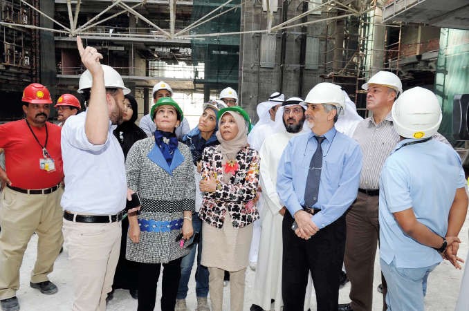 مريم الوتيد تستمع الى شرح خلال جولتها	اسامة ابوعطية ﻿