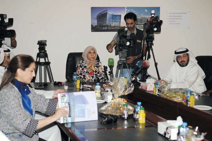 مريم الوتيد ويسرى القحطاني خلال المؤتمر الصحافي ﻿