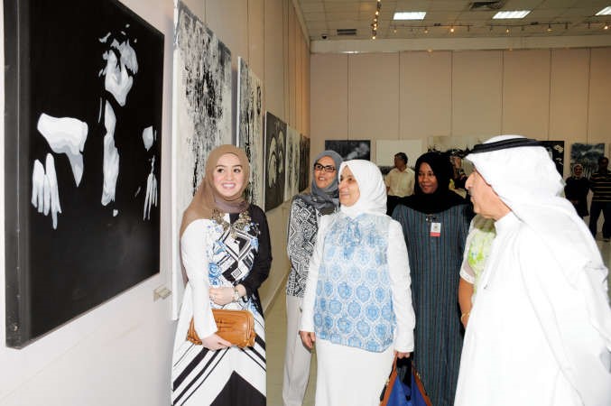 الوزيرة الصبيح خلال جولتها لتفقد لوحات المعرض