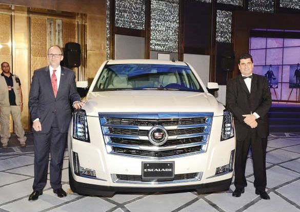 سفير الولايات المتحدة الامريكية دوغلاس سليمان وفريد عنبتاوي لحظة كشف النقاب رسميا عن اسكاليد 2015 الجديدة بالكامل