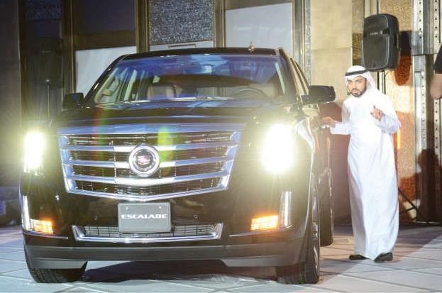 عدنان عيدان من فريق كاديلاك خلال شرحه لاهم مميزات اسكاليد 2015 الجديدة كليا