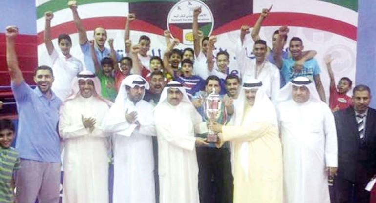 مناحي الفضلي يسلم السالمية كاس البطولة﻿