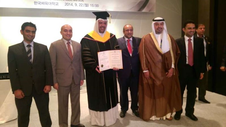 الشيخ طلال الفهد مع رئيس المجلس الاولمبي الشيخ احمد الفهد وكبار الحضور ﻿