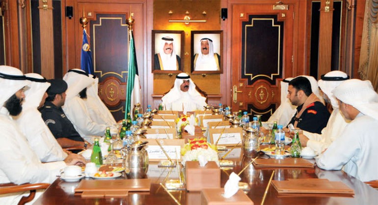 الشيخ محمد الخالد اثناء اجتماعه مع رئيس واعضاء بعثة الحج الكويتية ﻿