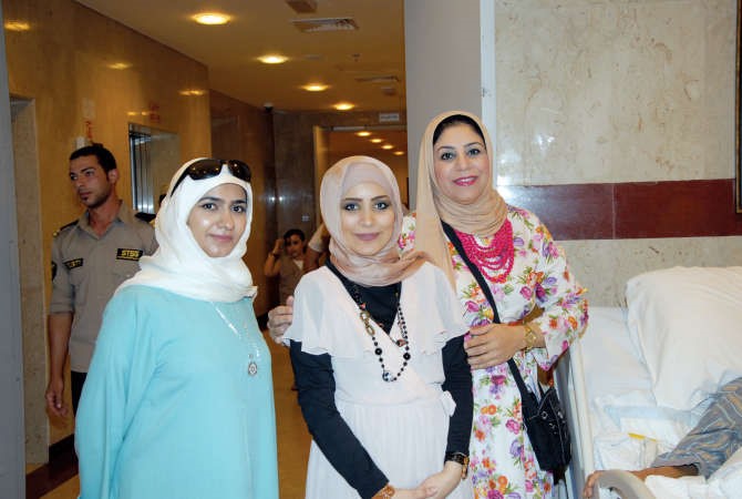 هدى شهاب واثنتين من الحضور خلال الحفل﻿