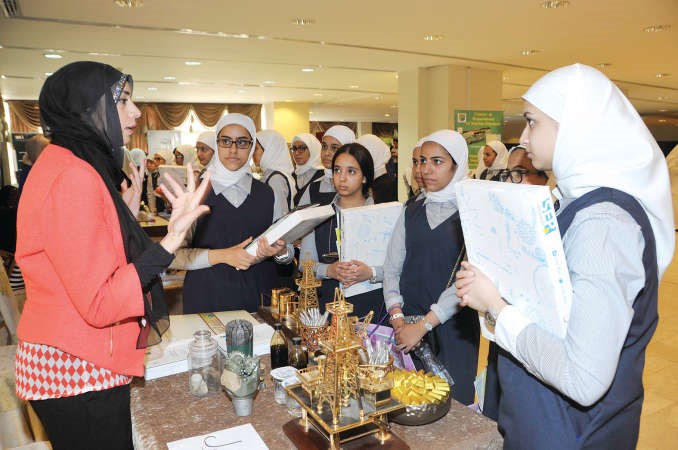 طالبات يستمعن لشرح حول المعرض