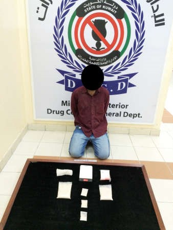 الاسيوي وامامه الهيروين المضبوط 