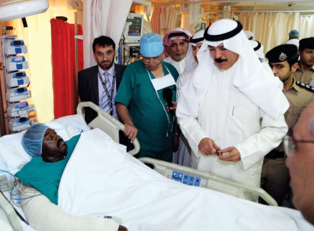 الشيخ محمد الخالد يطمئن على سلامة وصحة الرقيب اول سعد العنزي