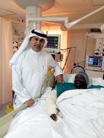 النائب عبدالله التميمي عاد المصابين في مستشفى الجهراء
