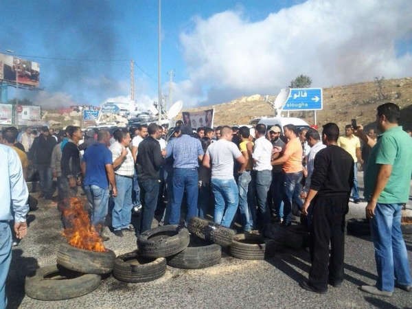 اهالي العسكريين المخطوفين يقطعون الطرقات خلال اعتصام لمطالبة الدولة بانقاذ ابنائهم محمود الطويل