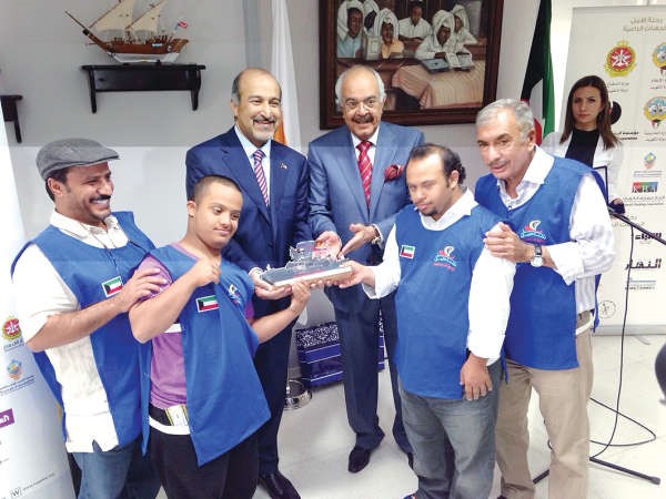  ودرع تذكارية من الوفد للسفير احمد الوهيب﻿
