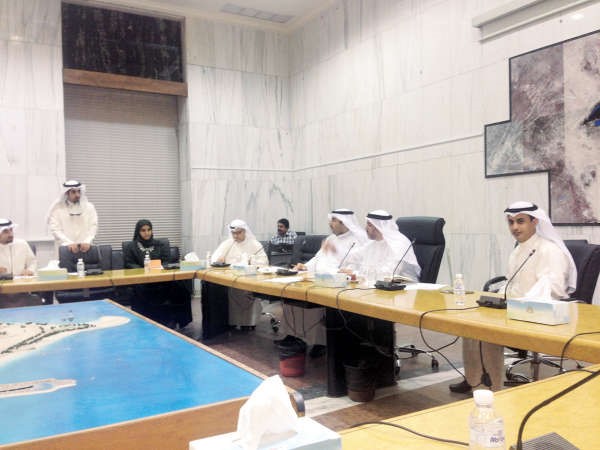دحسن كمال واسامة العتيبي ومشعل العازمي خلال ورشة العمل
