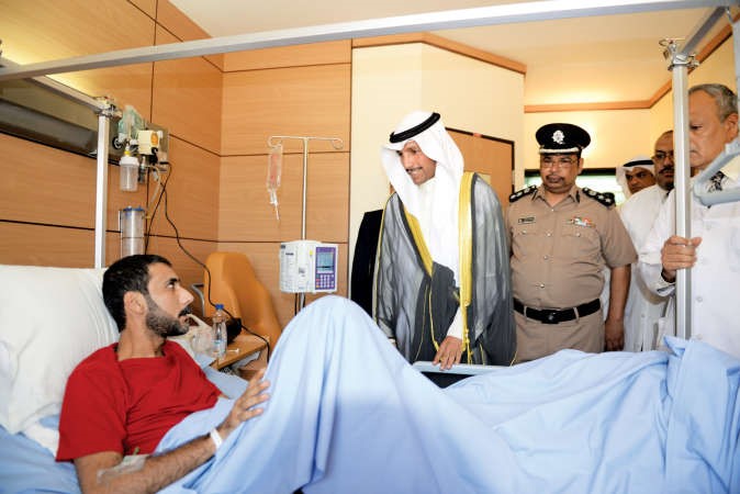 الرئيس الغانم يطمئن على صحة رجل الامن المصاب
