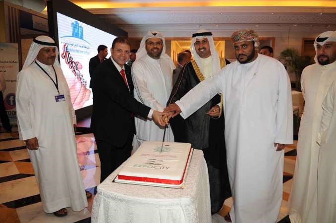 الشيخ نمر الصباح والصفار وزكري يقطعون كيكة افتتاح المعرض