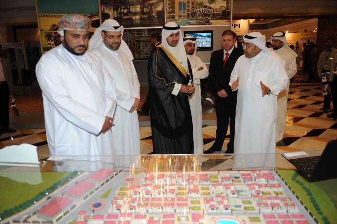 الشيخ نمر الصباح يستمع لشرح حول احد المشاريع المطروحة في المعرضاسامة ابوعطية