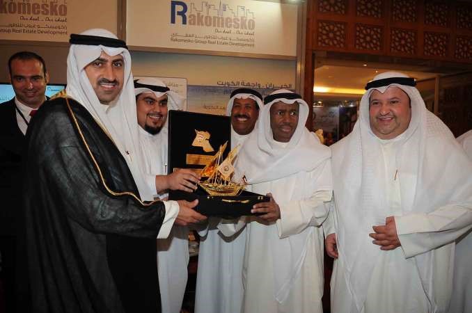 ناصر الراشد مكرما الشيخ نمر الصباح خلال المعرض