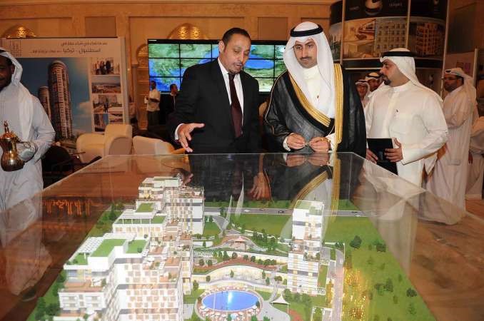 الشيخ نمر الصباح يطلع على مجسم لاحد المشاريع المشاركة في المعرض