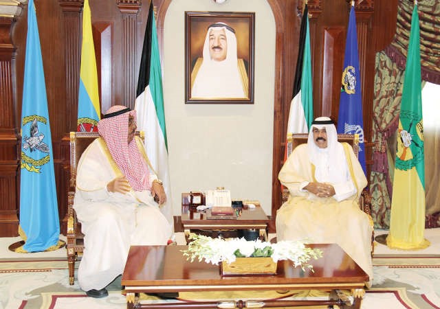سمو ولي العهد الشيخ نواف الاحمد مستقبلا الشيخ جابر الخالد﻿