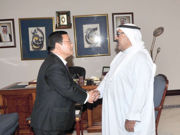 الشيخ ناصر صباح الاحمد خلال استقباله سفير البوتان تاتشي بنسوج﻿