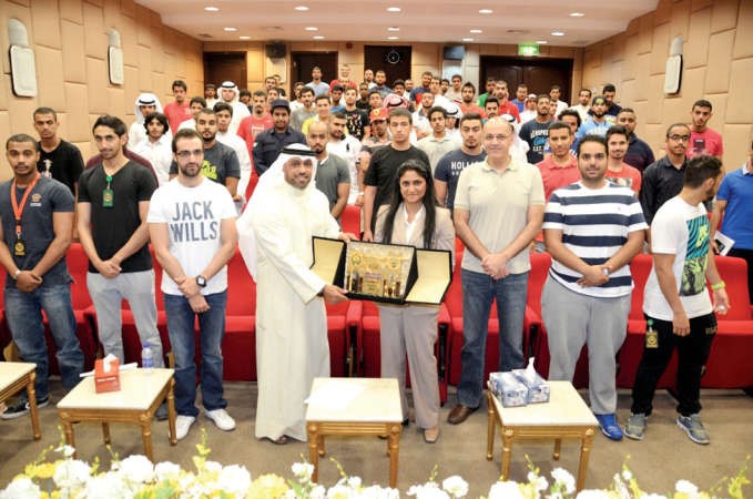 دفتوح الرقم تتلقى درعا تقديرية بحضور الشباب المشاركين في الدورة