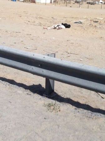 جثة احد المتوفين في موقع الحادث ﻿