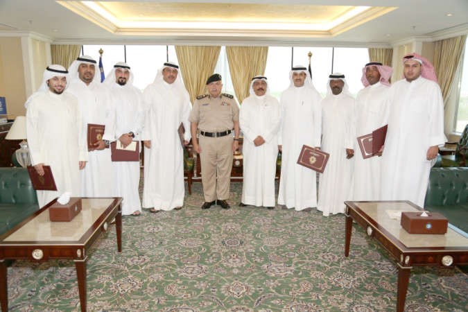 الفريق الفهد واللواء العوضي متوسطا المكرمين من رجال المباحث ﻿