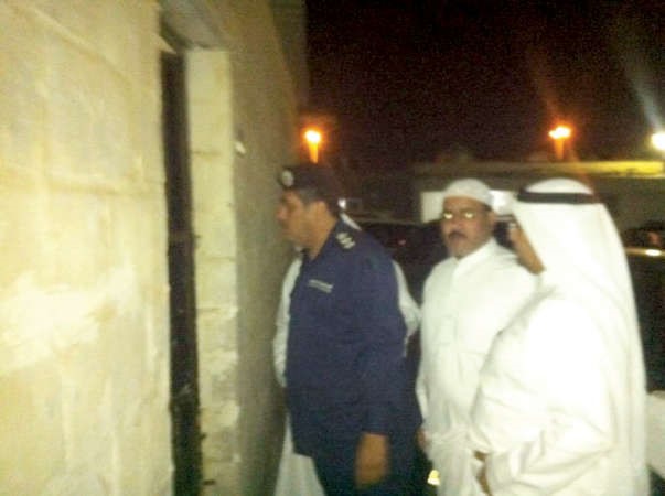 رجال من امن ومباحث الجهراء خلال تعاملهم مع الحادث ﻿