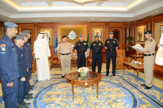 الشيخ محمد الخالد خلال استقباله قوة الاقتحام ويبدو اللواء الدوسري واللواء ماضي والعميد الحشاش﻿