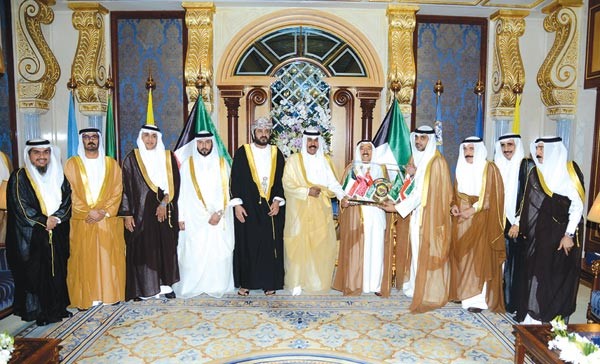 صاحب السمو الامير خلال استقباله رؤساء وفود اجتماع اجهزة الخدمة المدنية والاجتماع التحضيري للجنة الوكلاء