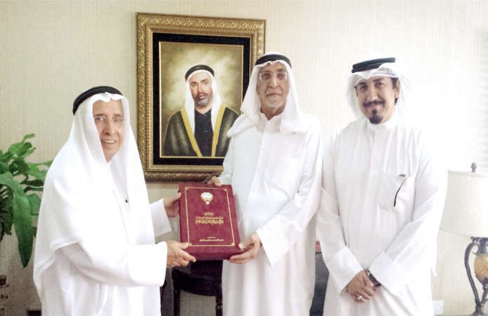 ابراهيم البغلي يتسلم الكتاب من دحسن الحبشي﻿