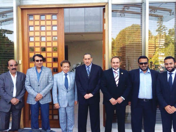 الشيخ فيصل الحمود والسفير رائد الرفاعي يتوسطان اركان السفارة﻿