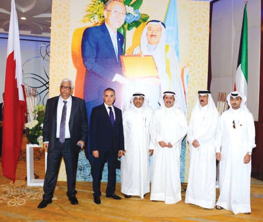 السفير عزام الصباح متوسطا بعض الحضور خلال الحفل﻿