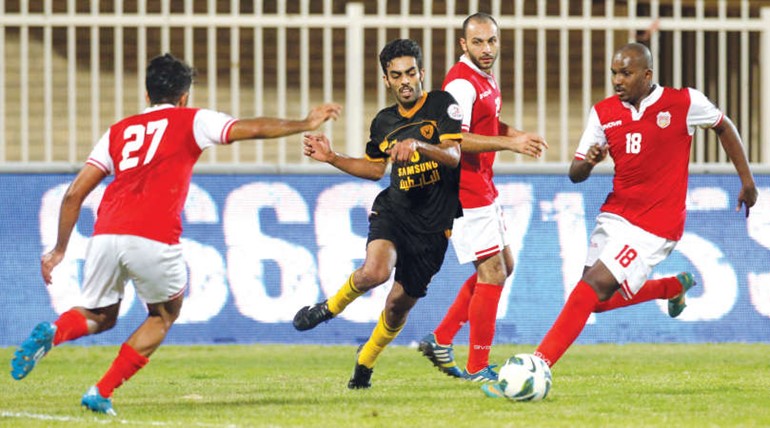 احمد الظفيري محاصر بين 3 لاعبين من الصليبخات	الازرقكوم﻿