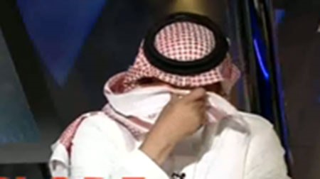 بالفيديو.. اعلامي سعودي يبكي على الهواء بعد تذكّر وفاة اخيه