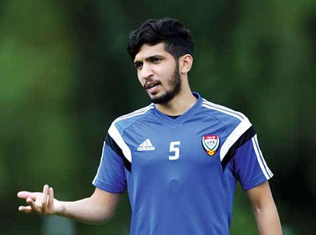 بالفيديو.. لاعب اماراتي يعترض على تبديله بطريقة مهينة لمدربه
