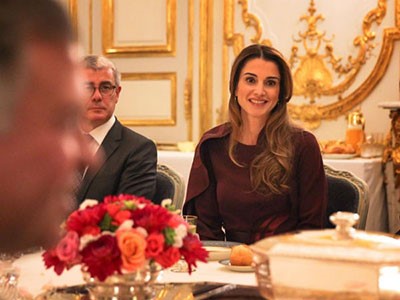 بالصور.. الملكة رانيا في عشاء رسمي بقصر الإليزيه