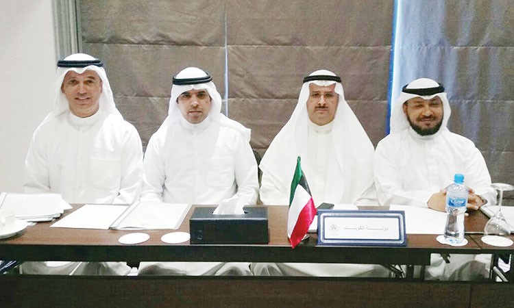 عبدالله المطوطح خلال اجتماع اللجنة الفنية للدليل الموحد للمهن
