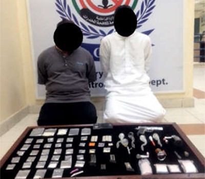 المتهمان وامامهما المضبوطات﻿