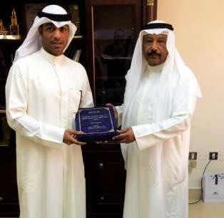 الفريق السعودي يسلم الرائد الصفار نسخة من الرسالة ﻿