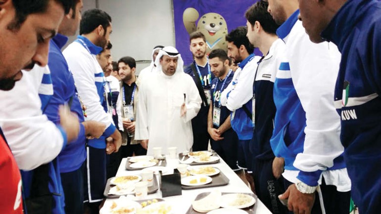 الشيخ احمد الفهد في حديث مع لاعبي منتخباتنا