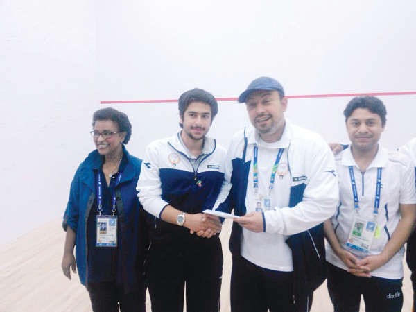 الشيخ طلال الفهد يكرم البطل الذهبي عبدالله المزين﻿