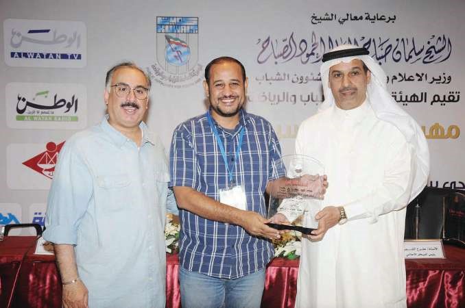 والزميل عبدالحميد الخطيب يتسلم تكريم الانباء ﻿