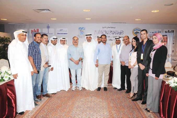 فليطح وعبدالرسول يتوسطان الصحافيين في المركز الاعلامي			محمد خلوصي﻿