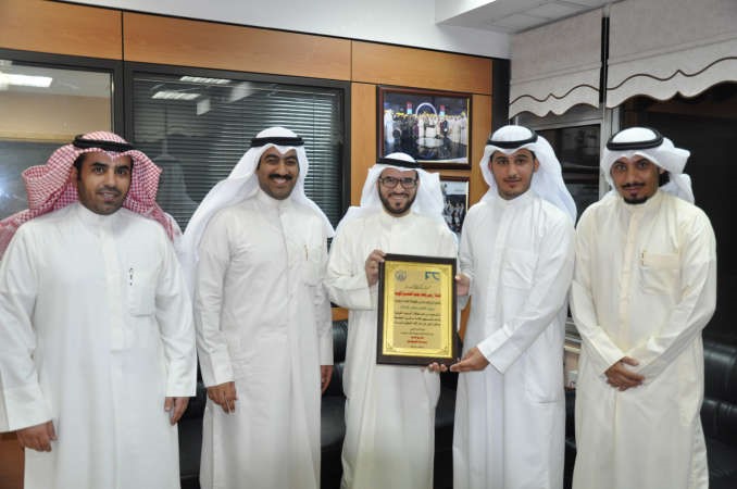 مبارك الجوفان مكرما ممثلي جمعية المهندسين﻿