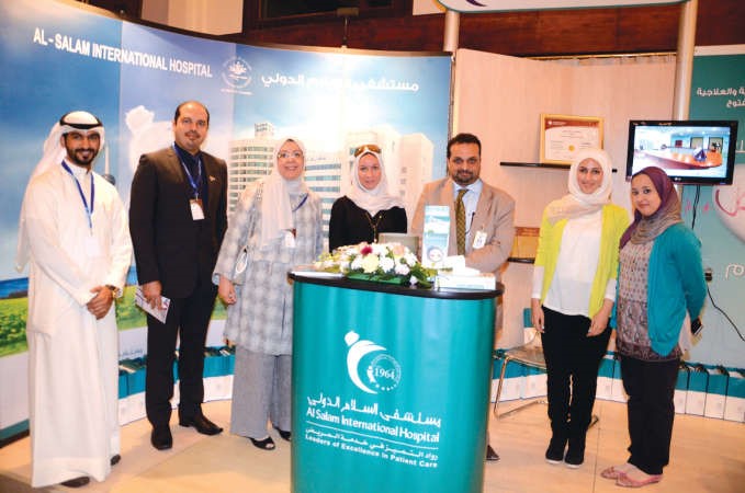 لقطة تذكارية مع عدد من المشاركين بالمؤتمر