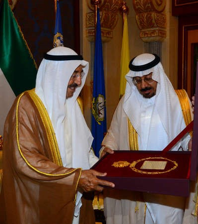 صاحب السمو الامير الشيخ صباح الاحمد يتسلم قلادة ابي بكر الصديق رضي الله عنه من الطبقة الاولى من دعبدالله بن محمد الهزاع﻿