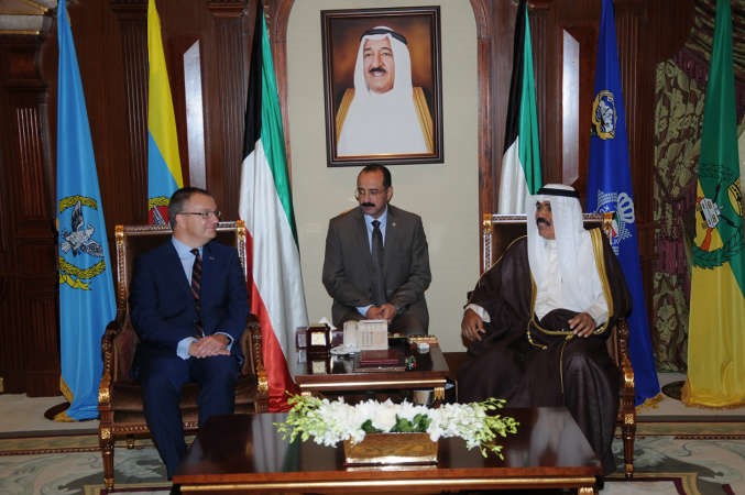 سمو ولي العهد الشيخ نواف الاحمد مستقبلا السفير البريطاني ماثيو لودج﻿