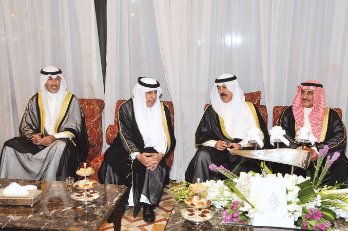 الشيخ محمد الخالد والشيخ دابراهيم الدعيج والشيخ فواز الخالد يهنئون السفير دعبدالعزيز الفايز 	محمد هاشم﻿