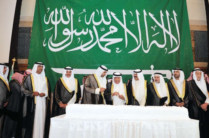 الشيخ محمد العبدالله وخالد الجارالله والسفير السعودي قبل قطع كعكة الاحتفال مع عدد من السفراء والديبلوماسيين﻿